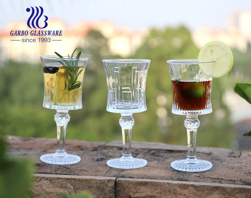Bicchieri da vino o acqua italiani vintage in cristallo con calici