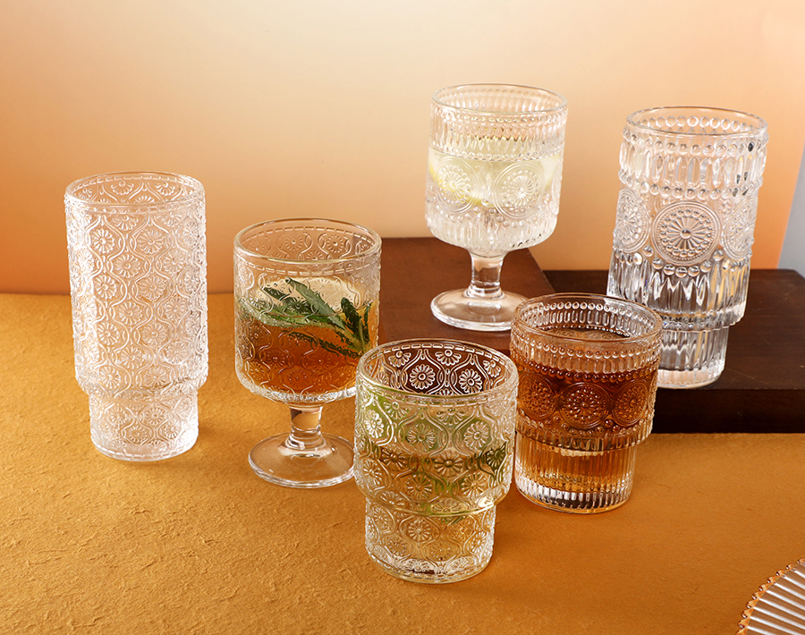 New trends footed glass cup with classic engraved design goblet