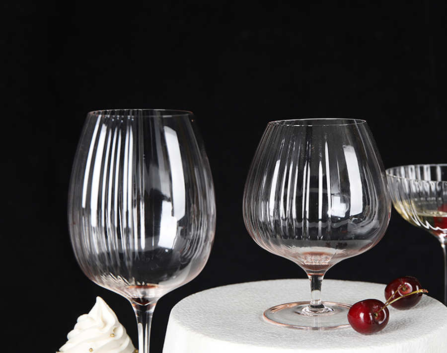 Wholesale customizable 18.8oz red wine glass with Half vertical strip and half clear design