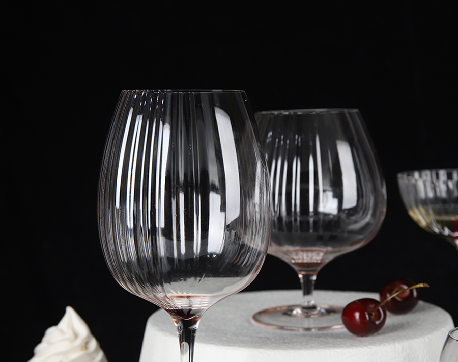 Wholesale customizable 18.8oz red wine glass with Half vertical strip and half clear design