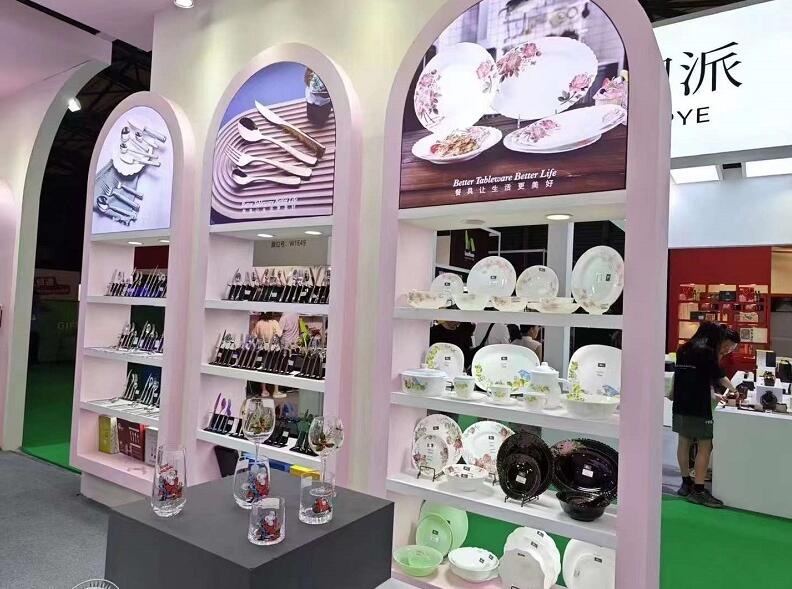 A professional tableware supplier at The 13th Shanghai International Luxury Living and Interior Furnishing Exhibition