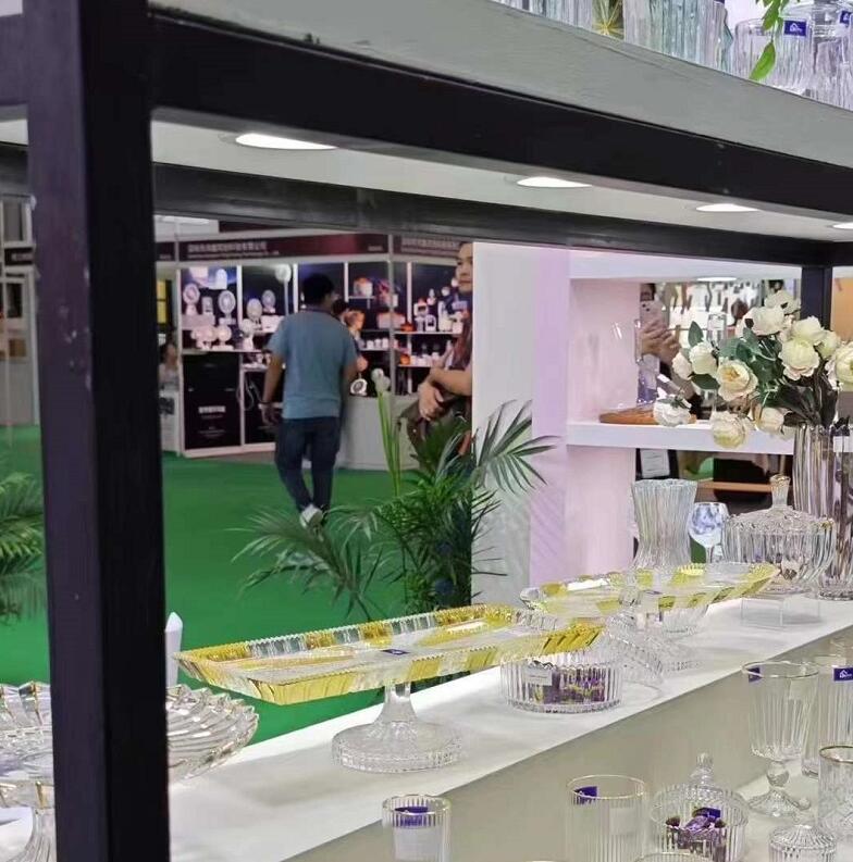 A professional tableware supplier at The 13th Shanghai International Luxury Living and Interior Furnishing Exhibition