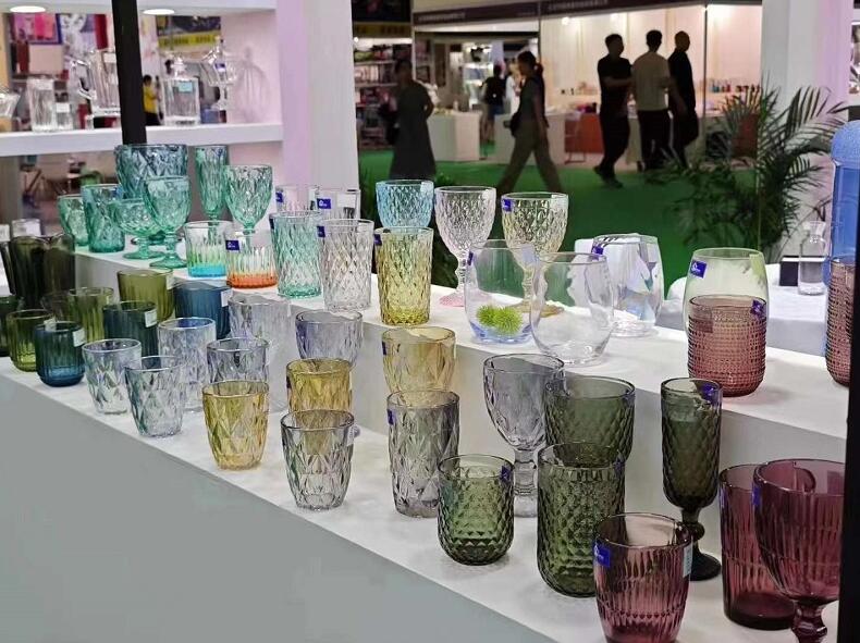 A professional tableware supplier at The 13th Shanghai International Luxury Living and Interior Furnishing Exhibition