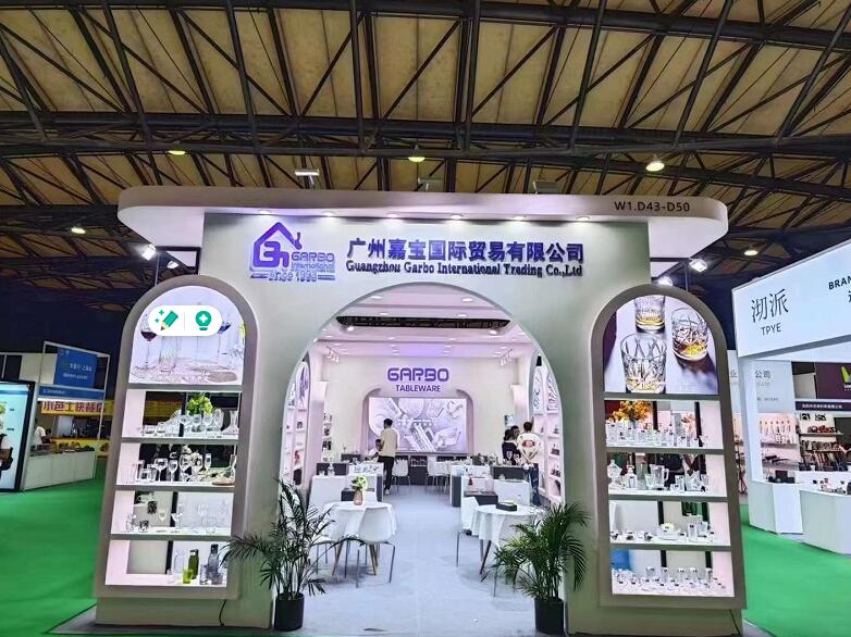 A professional tableware supplier at The 13th Shanghai International Luxury Living and Interior Furnishing Exhibition