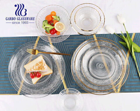 Assiette en verre transparent élégant Garbo avec usine de chargeurs de  mariage à jante dorée en Chine