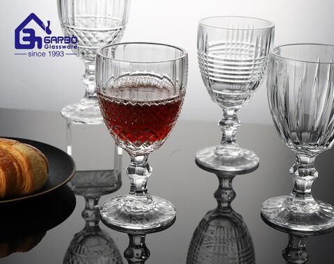 Verres à pied, verre à vin, tasse gravée, gobelet en verre