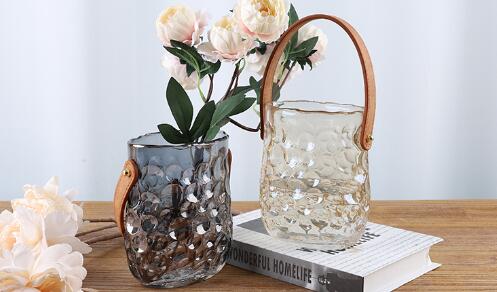 Why the new glass handbag vase sells well in many countries