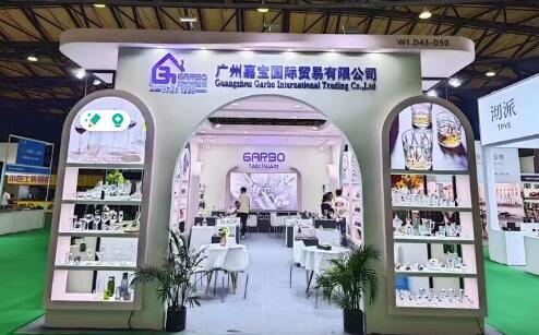 A professional tableware supplier at The 13th Shanghai International Luxury Living and Interior Furnishing Exhibition