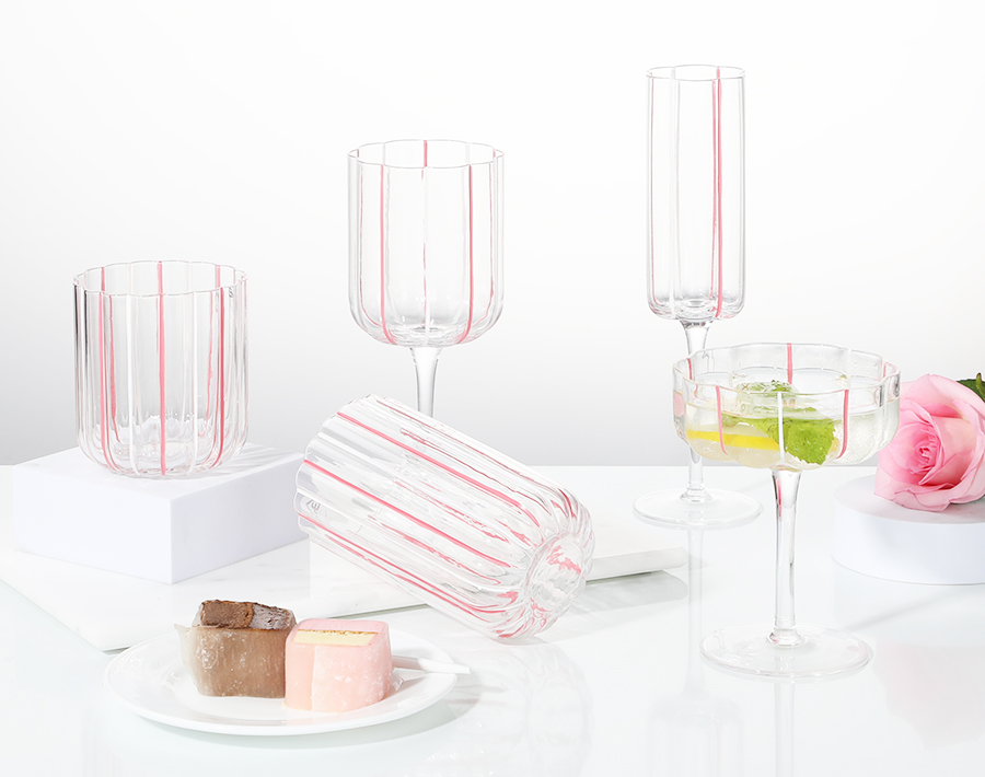 Hochwertige Geschenkartikel, Stielgläser aus Glas mit handbemaltem Design in Pink